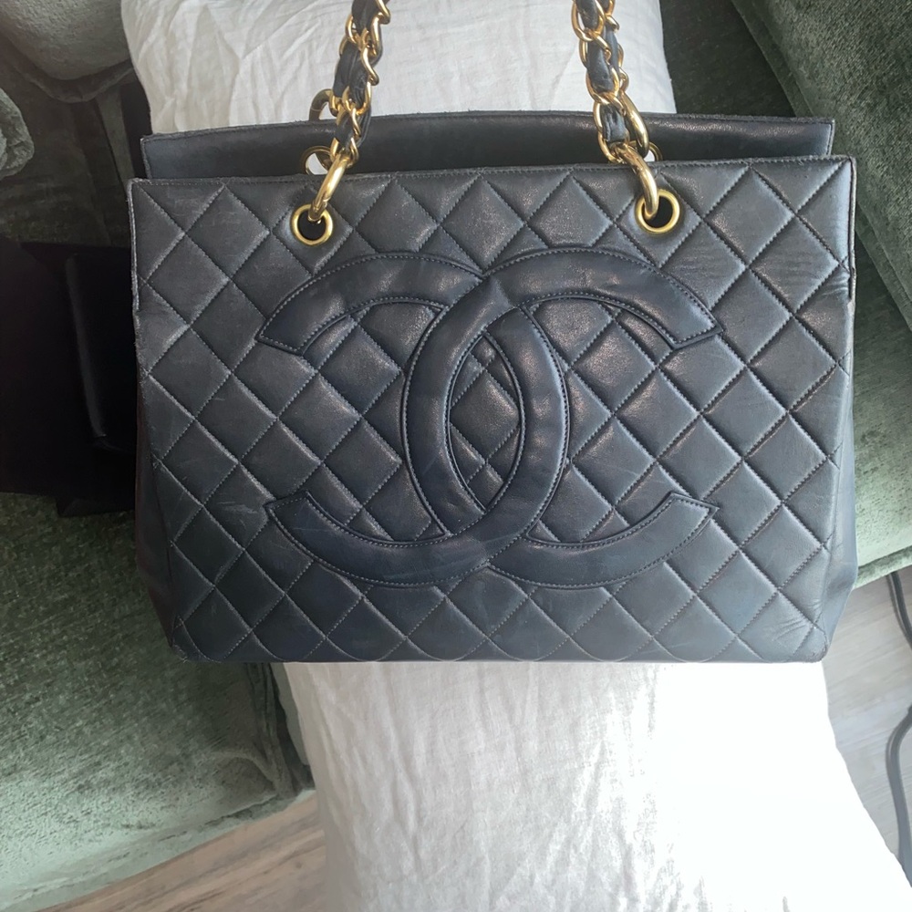 Chanel Black Lambskin Quilted Large Tote Bag with Gold Chain & Leather Handles - Picture 4 of 16